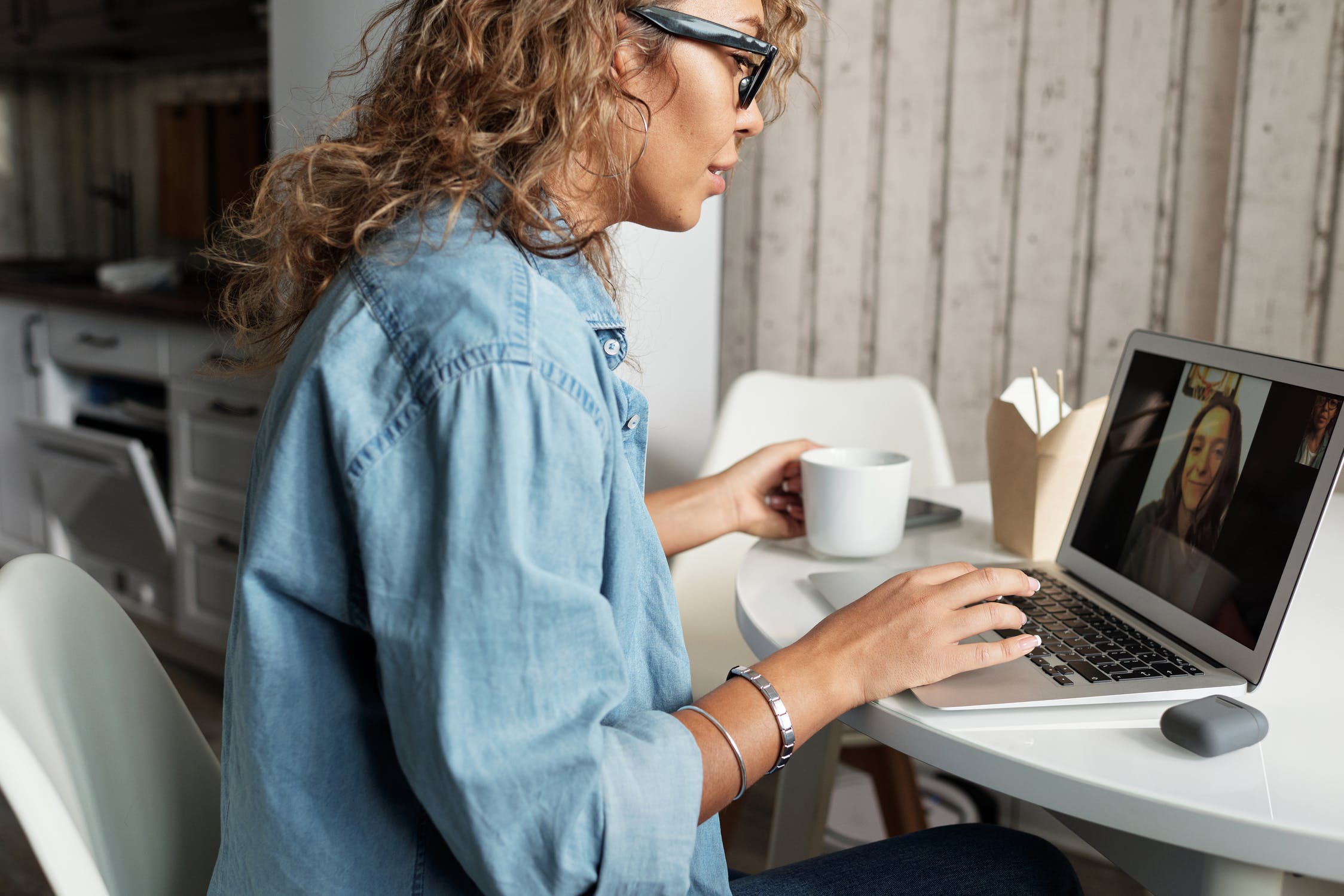 ¿Qué precauciones debo tomar cuando uso aplicaciones para hacer videollamadas?