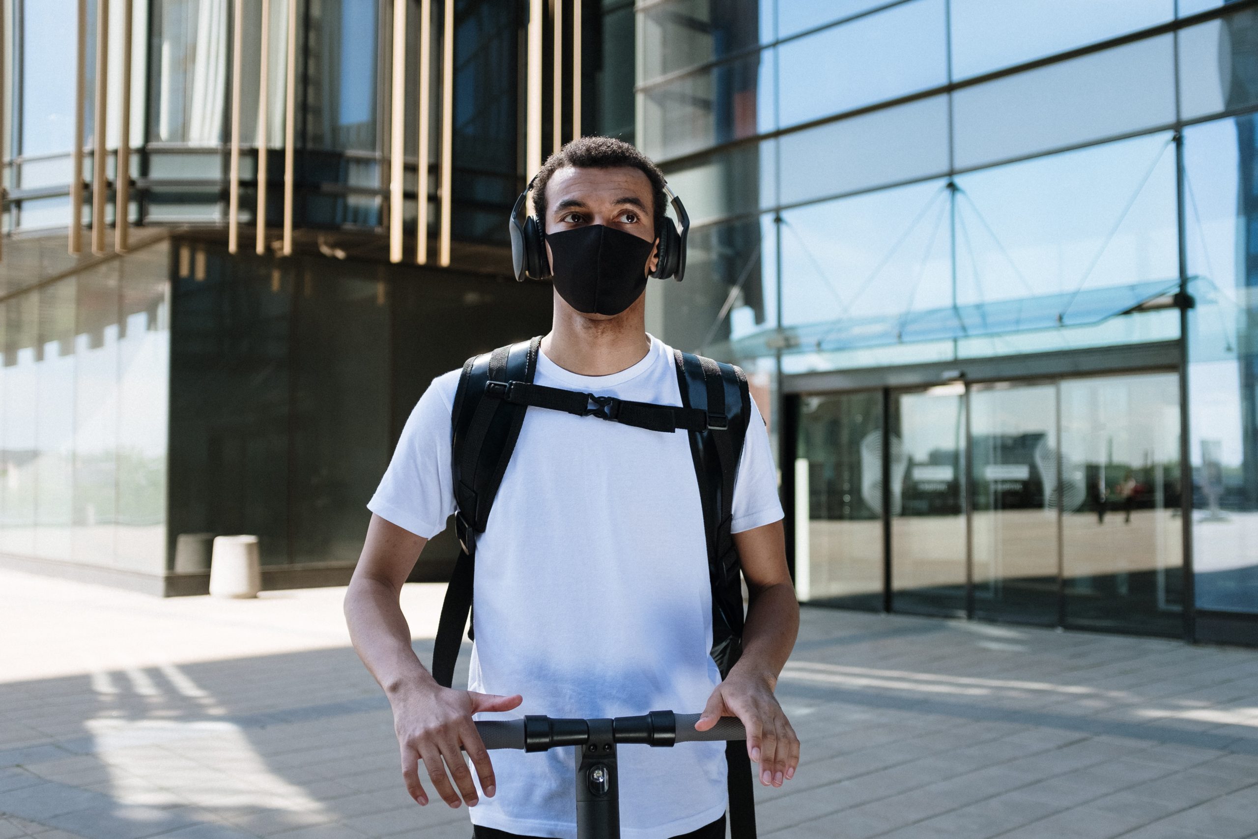 hombre en patinete eléctrico con auriculares