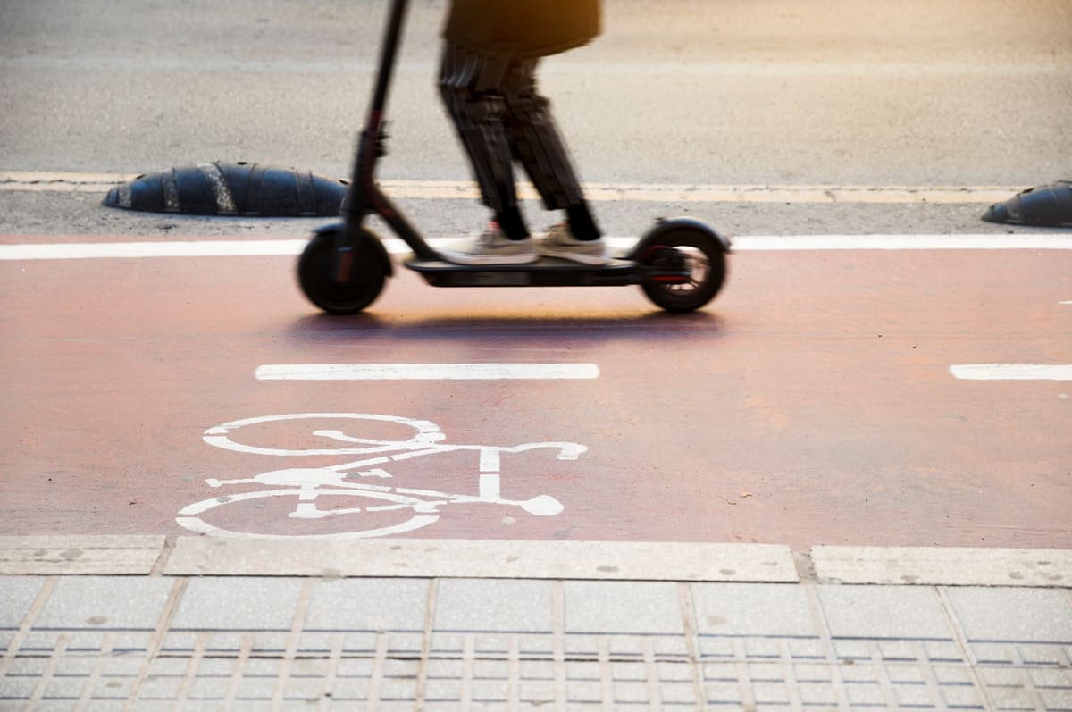 patinetes eléctricos por la vía carril