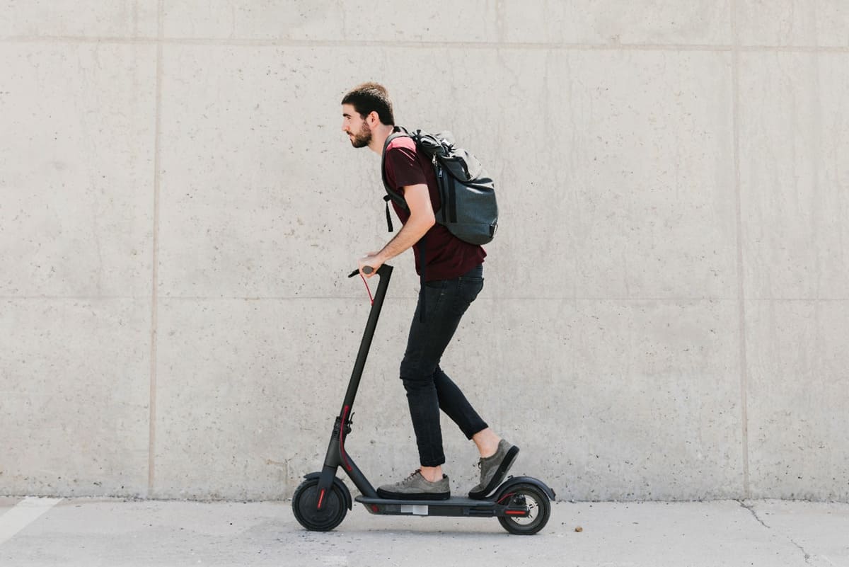 hombre montado en patinete eléctrico