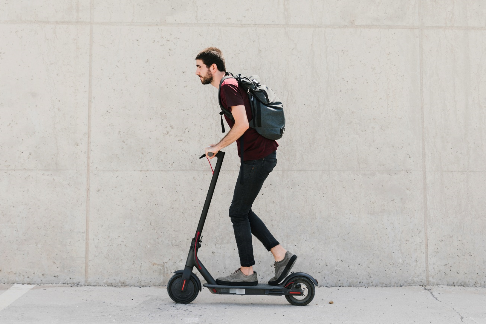 hombre montado en patinete eléctrico normativa